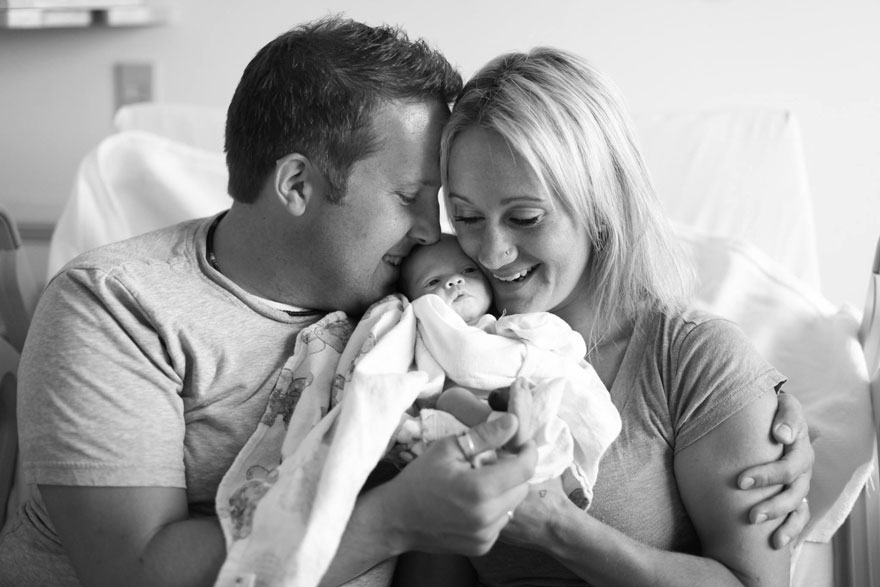 El emotivo encuentro en el que una pareja conoce a su beb&eacute; reci&eacute;n adoptado