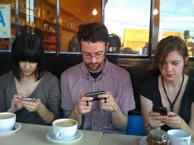Alertan que al abusar del celular, los j&oacute;venes son como "zombies tecnol&oacute;gicos"