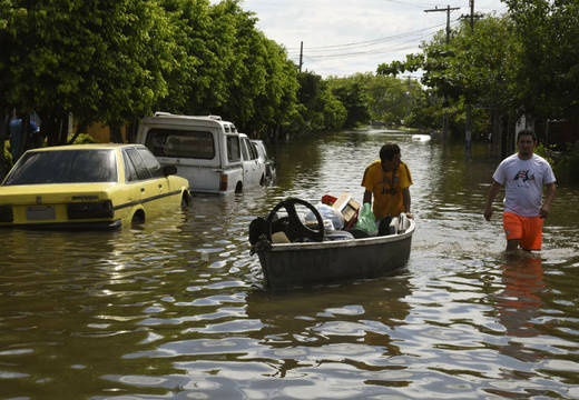 Inundaciones convierten en isla a una ciudad de Paraguay