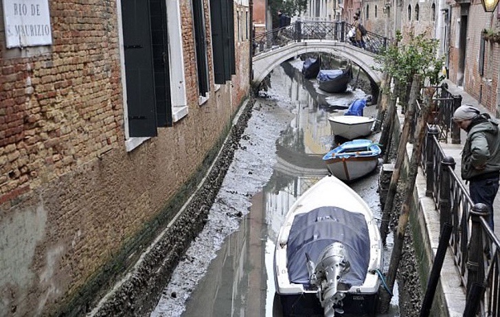 Venecia se seca a causa de la s&uacute;per luna de sangre azul, de acuerdo a expertos