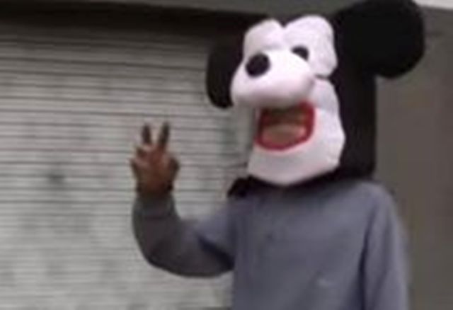 Mickey Mouse kirchnerista usurpador dice que CFK lo invit&oacute; a Calafate