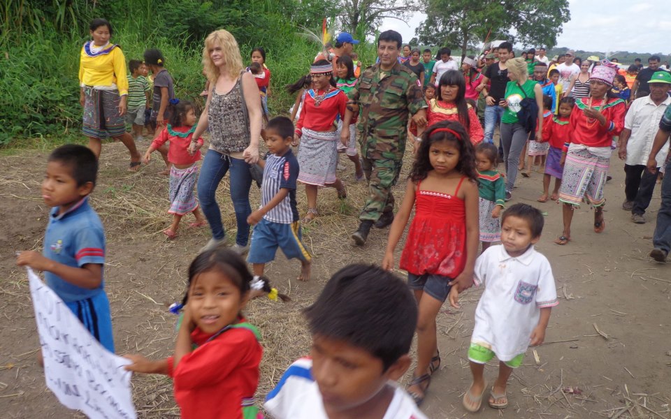 CORONEL DE LA  PNP EL PAPA NOEL DE LOS NI&Ntilde;OS POBRES