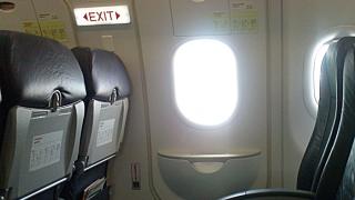 Confundi&oacute; la salida de emergencia de un avi&oacute;n con la puerta de un ba&ntilde;o