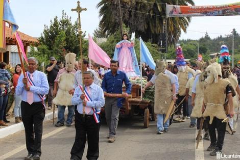 Cientos de personas acompa&ntilde;aron en su fiesta a la virgen del Rosario en Lora