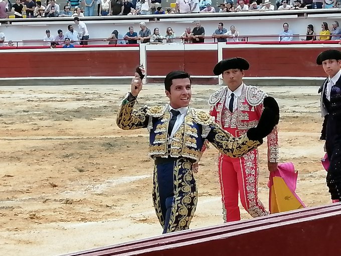 Cali, mexicano Diego San Rom&aacute;n toca pelo al igual que Gitanillo de Am&eacute;rica