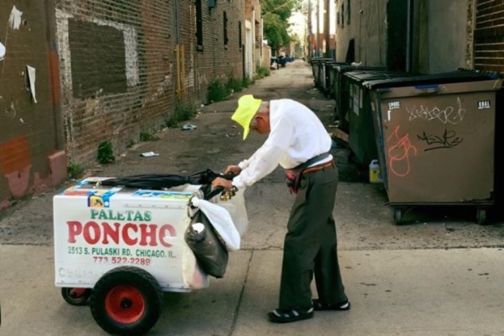 Donan 280,000 d&oacute;lares a un anciano vendedor de paletas, para que disfrute de su retiro
