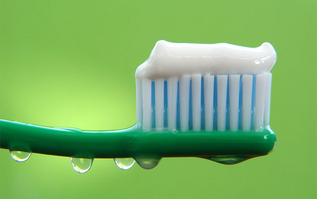 &iexcl;Olv&iacute;date del fluor! Prepara tu propia pasta dental con estas 3 f&aacute;ciles recetas