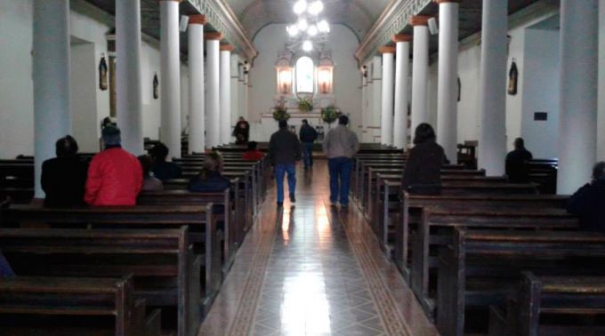 Desconocido con cuchillo ataca a sacerdote en Chile al grito de "&iexcl;ISIS, ISIS!"