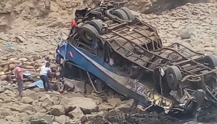 48 personas fallecieron en bus que cay&oacute; a un abismo en Per&uacute;