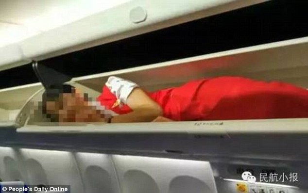 El extra&ntilde;o ritual de los empleados de una aerol&iacute;nea china