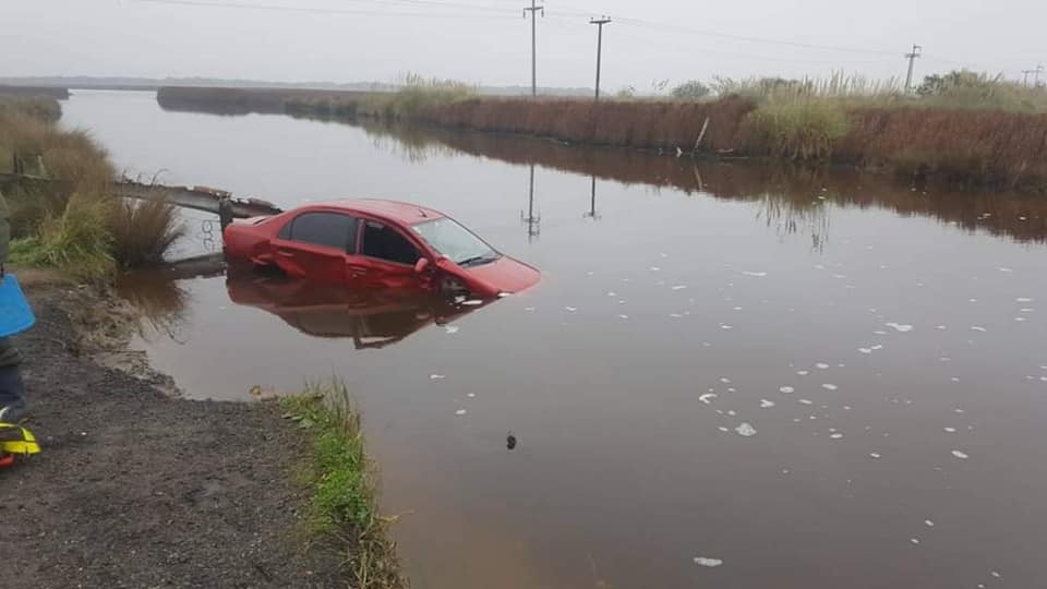 Un herido al caer un auto dentro de una zanja con agua en General Lavalle 
