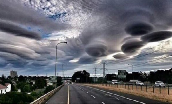 Captan espectaculares 'nubes-ovni' en Sud&aacute;frica: