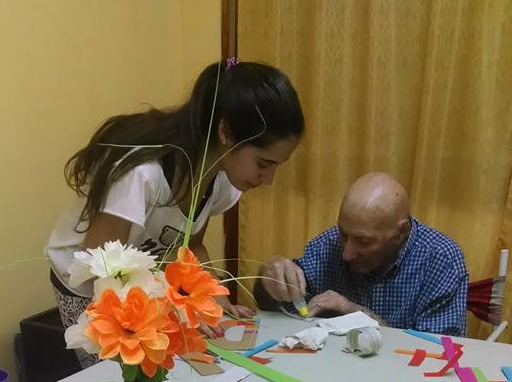 Un regalo para un comedor de parte de ancianos y ni&ntilde;os