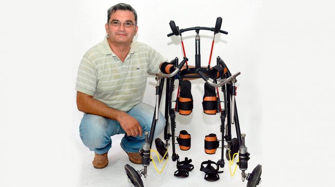 Un nene con par&aacute;lisis cerebral pudo caminar gracias a un in&eacute;dito prototipo dise&ntilde;ado por un vecino