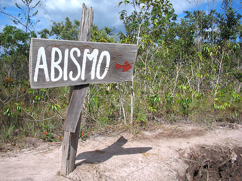  " A LA DERIVA CAMINO DEL ABISMO "
