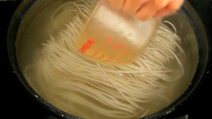 Por esta raz&oacute;n no debes botar el agua de la pasta