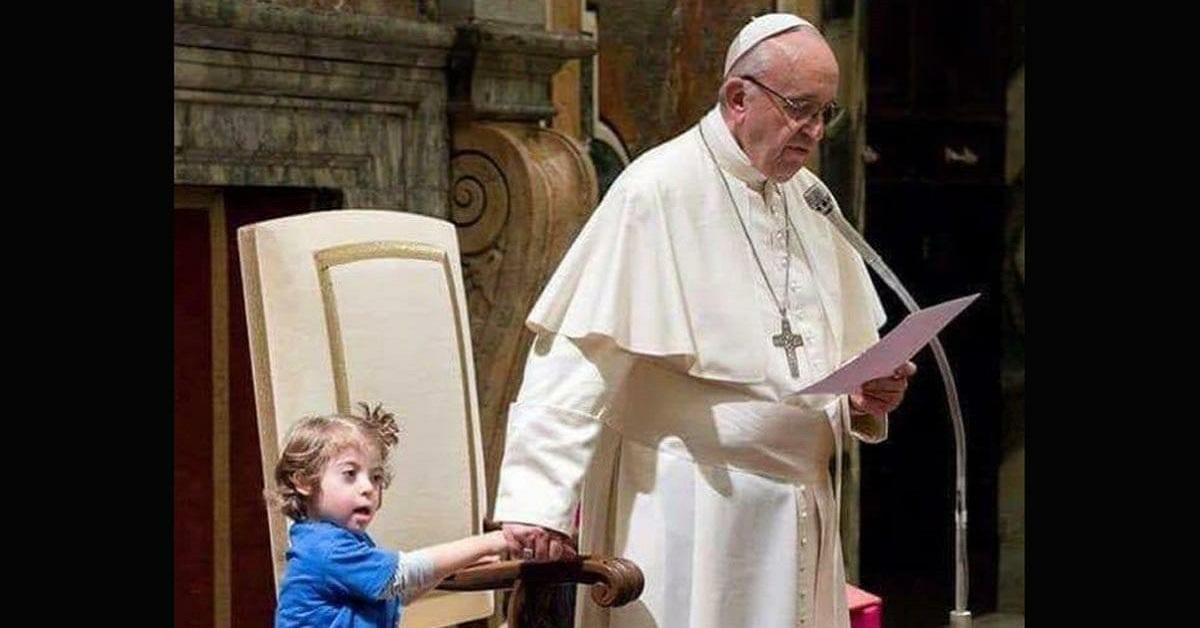 Ni&ntilde;a con s&iacute;ndrome de Down interrumpe misa del Papa Francisco y su reacci&oacute;n se vuelve viral