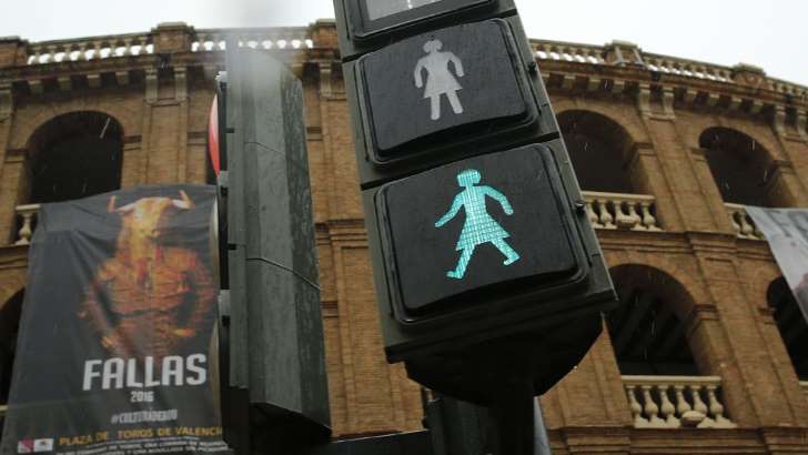 En Valencia llegaron los sem&aacute;foros con mujeres