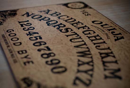  Maestra juega ouija con ni&ntilde;os de 5 a&ntilde;os en el sal&oacute;n de clases