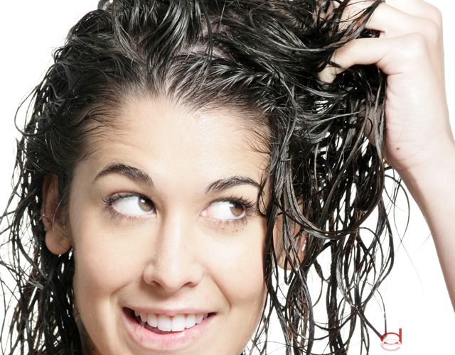 &iquest;Por qu&eacute; luce de color m&aacute;s oscuro el pelo mojado?