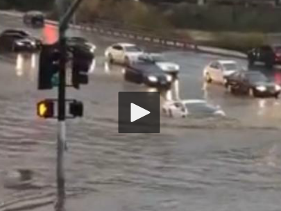 Lamborghini cruza avenida inundada con agua casi al techo