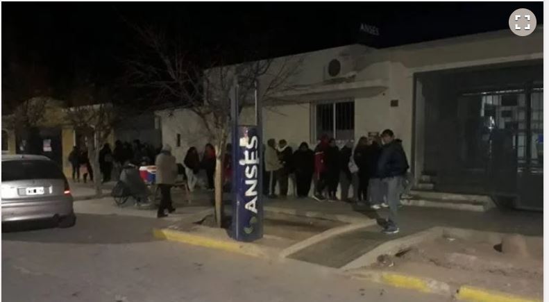El drama de los ancianos que hacen fila en la ANSES bajo el fr&iacute;o y la oscuridad   Foto: gentileza Pa