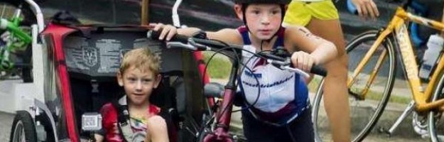 UN NI&Ntilde;O CORRE TRIATLONES JUNTO A SU HERMANO CON PAR&Aacute;LISIS CEREBRAL