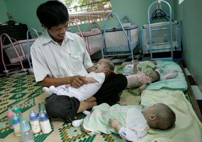 Un padre admirable: vietnamita adopta docenas de bebes para que no sean abortados