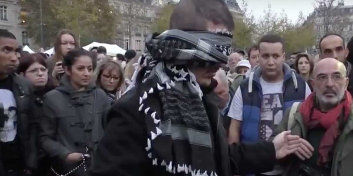 Este hombre musulm&aacute;n se par&oacute; en mitad de Par&iacute;s con un mensaje. La respuesta de los franceses fue as&iacute;