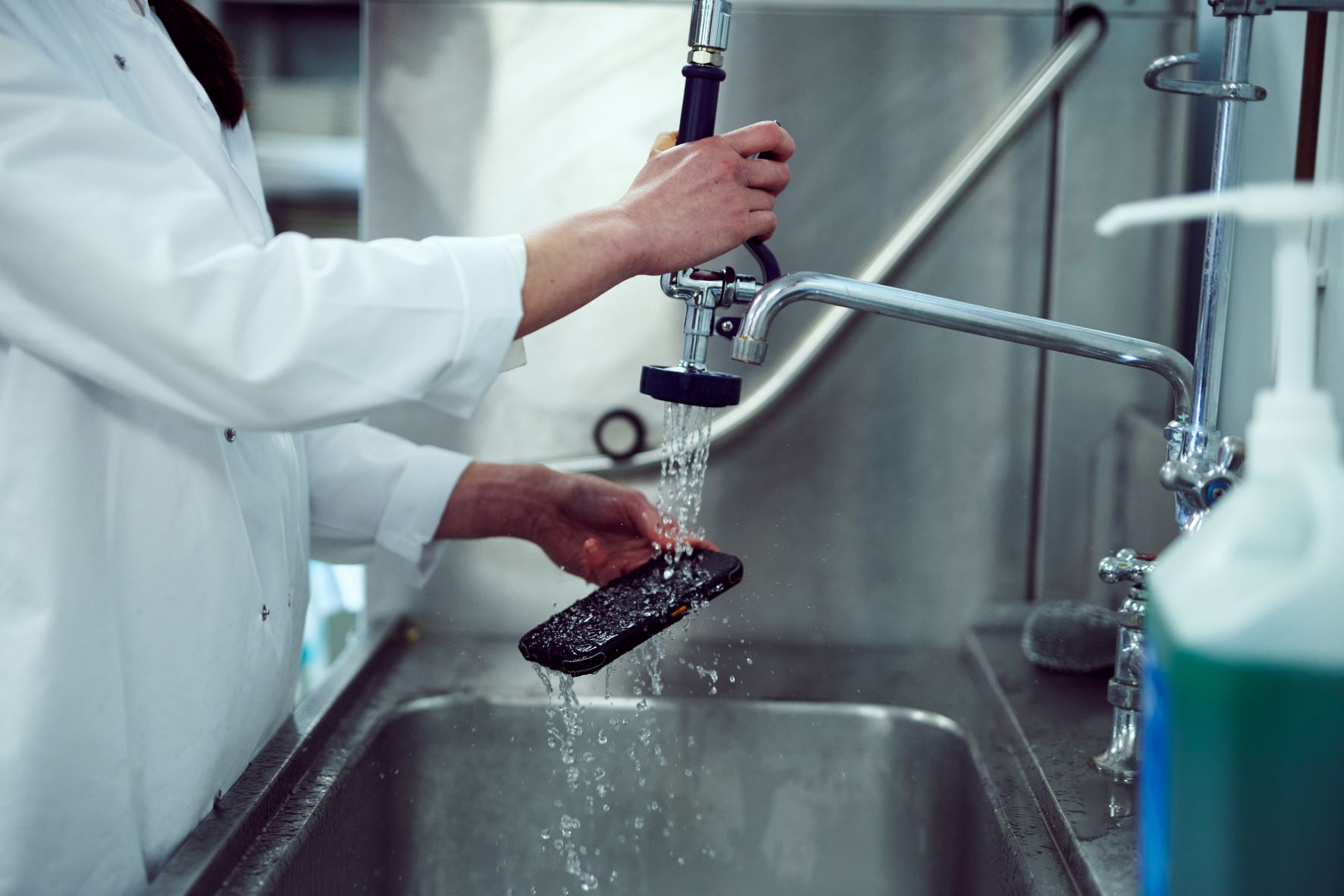 Tel&eacute;fonos ultra resistentes aliados eficientes en variedad de ambientes de trabajo