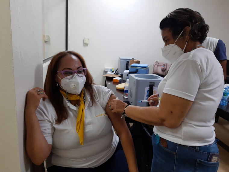 Barcel&oacute; B&aacute;varo Grand Resort vacuna a los empleados contra el Covid19