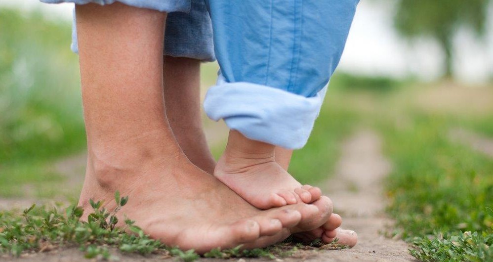 Los asombrosos beneficios de caminar descalzo