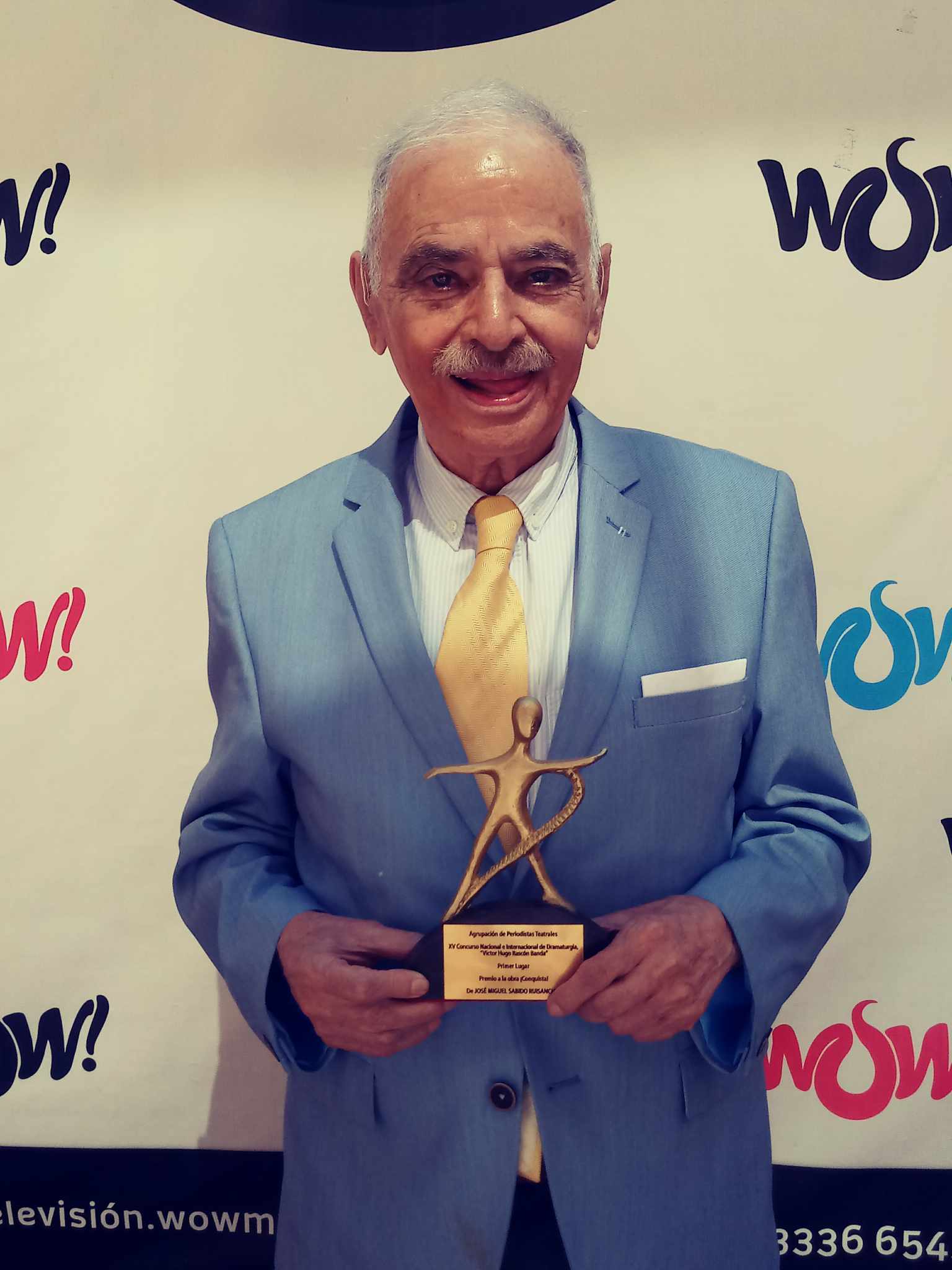 Miguel Sabido recibre premio de la Agrupaci&oacute;n de Periodistas Teatrales.