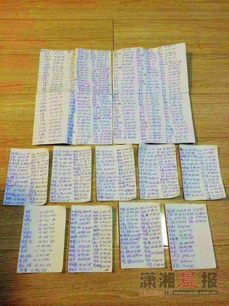 Le roba el celular y le manda una lista con todos sus contactos
