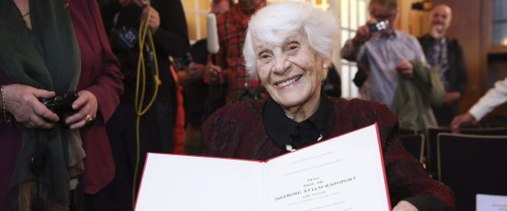 Una mujer de 102 a&ntilde;os recibe el doctorado que le negaron los nazis 