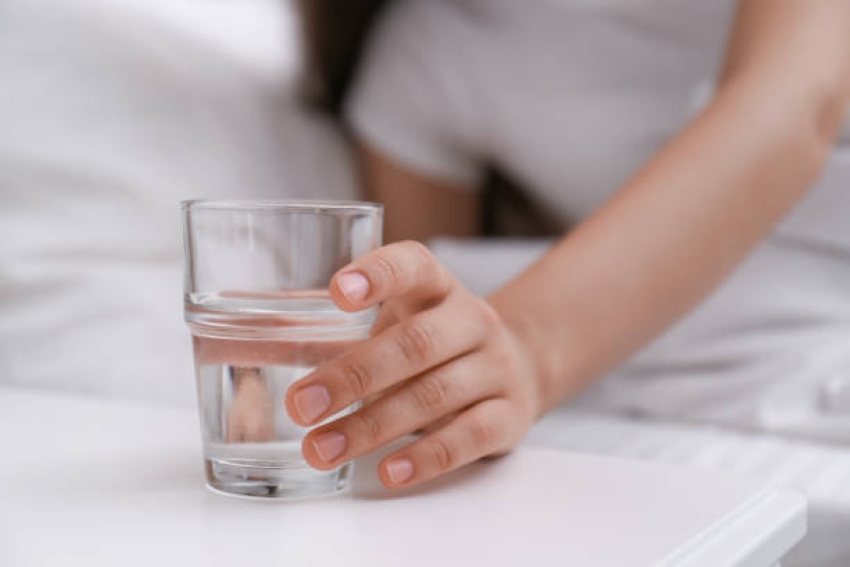  Cu&aacute;n importante es un vaso de agua cerca de la cama, del sue&ntilde;o o antes de acostarse