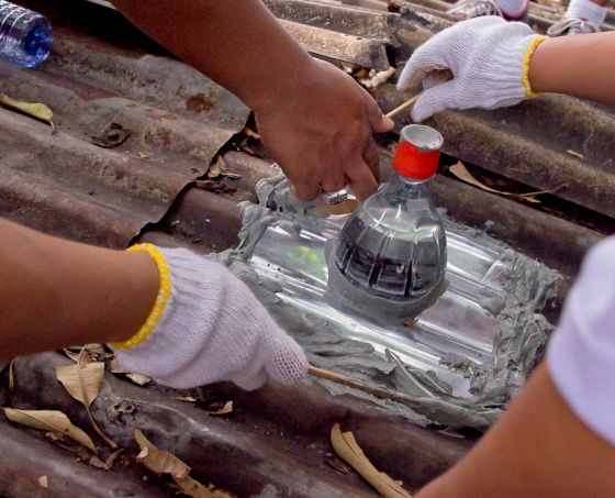 La bombilla hecha con botellas entra en las casas de Manila