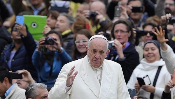 Papa Francisco condena que el mundo est&aacute; en guerra