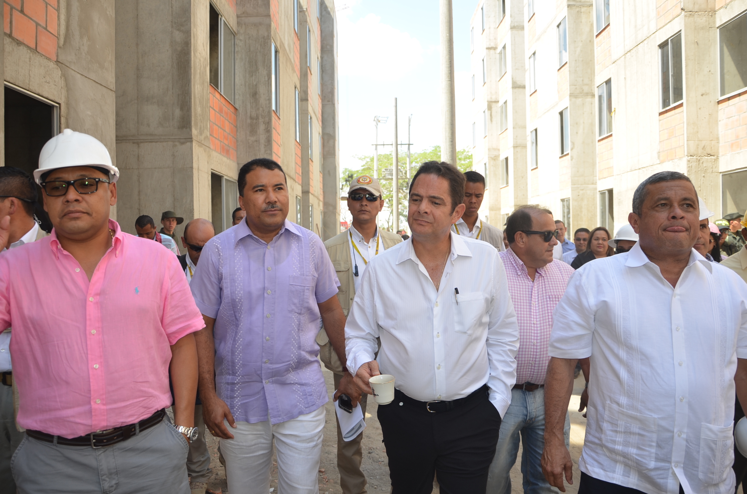 Vicepresidente destac&oacute; trabajo del gobernador y alcalde de sacar adelante proyectos de vivienda.