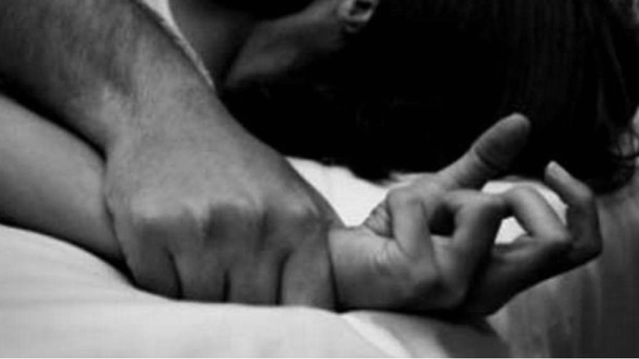 Hombre "regal&oacute;" a su hija para que abusaran de ella por horas y luego se une a ellos 