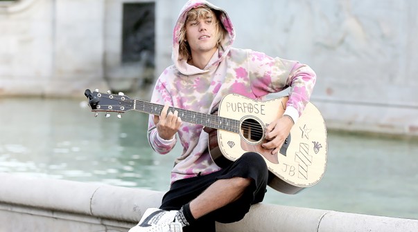 Justin Bieber sorprendi&oacute; con serenata dedicada a Hailey Baldwin en plena calle