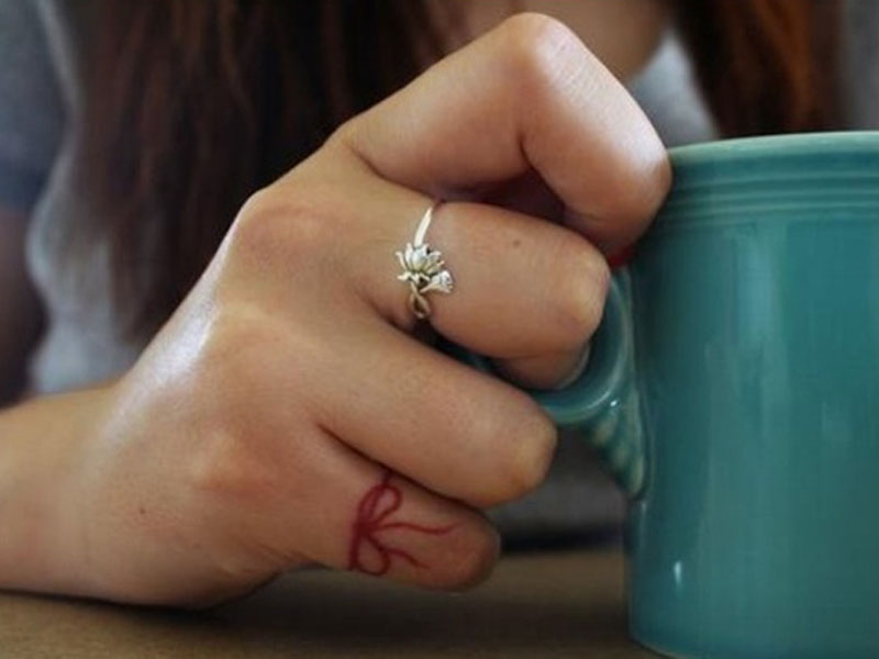 &iquest;Por qu&eacute; las personas se est&aacute;n tatuando un hilo rojo en el dedo me&ntilde;ique?