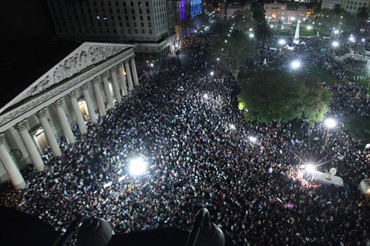 Masivo cacerolazo de protesta contra el Gobierno se sinti&oacute; en todo el pa&iacute;s