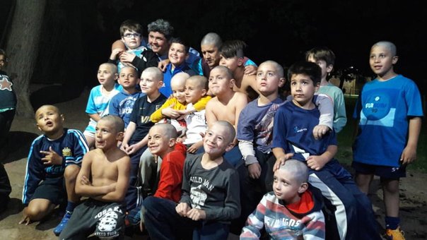 Se raparon para apoyar a un amigo con c&aacute;ncer: la conmovedora iniciativa de ni&ntilde;os de 7 a&ntilde;os