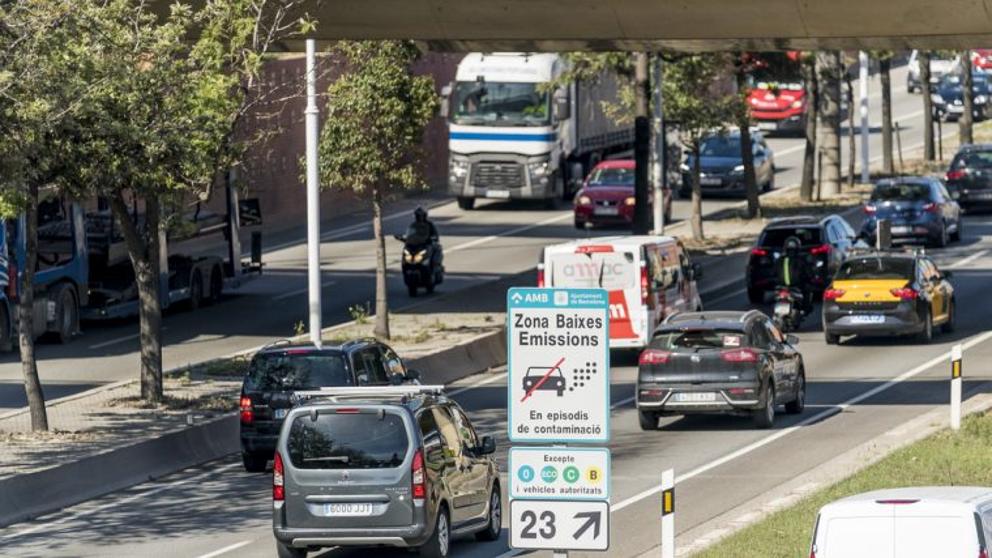 Barcelona pondr&aacute; "peajes" a los coches contaminantes en 2020