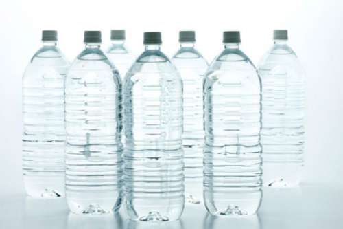 Agua envasada: &iquest;Es saludable beber agua de las botellas de pl&aacute;stico?