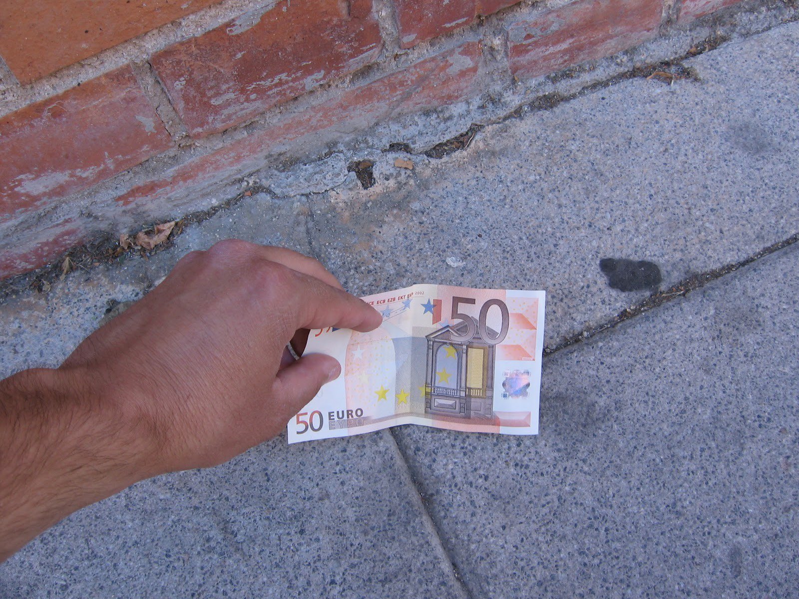 Hombre arroj&oacute; dinero en la calle y fue detenido por la polic&iacute;a
