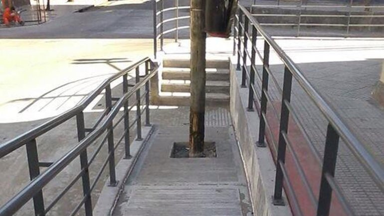 &iquest;Rampa m&aacute;gica? Construyeron una rampa en La Boca para discapacitados con un palo en el medio