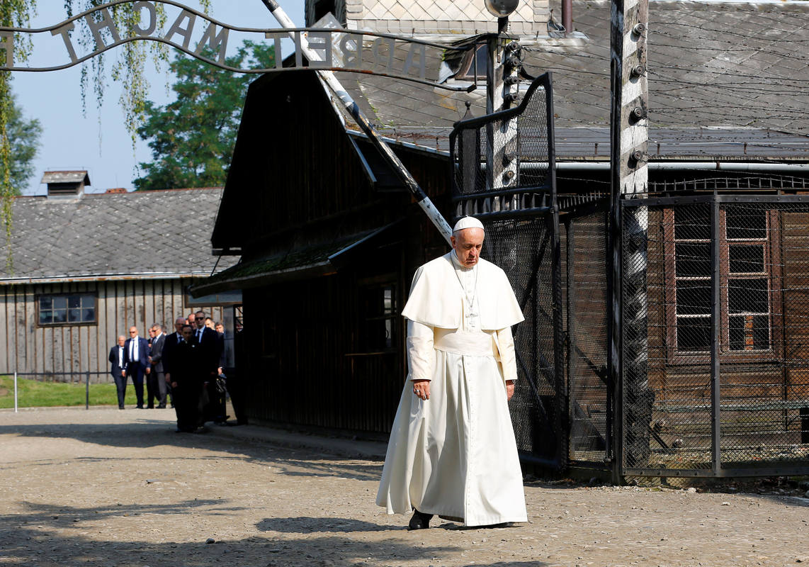 El papa Francisco hace una hist&oacute;rica visita al campo de concentraci&oacute;n de Auschwitz