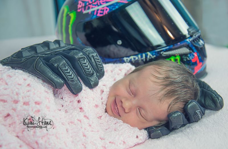Un beb&eacute; duerme junto a los guantes de su padre que ya falleci&oacute;